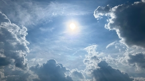 蓝色天空卷积云烈日当空摄影图片